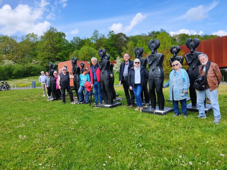Gruppenfoto der Exkursionsmitglieder vor dem Museum Keltenwelt am Glauberg